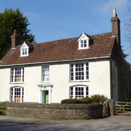 Stunning Apartment Opposite Cowdray Ruins In Heart Of Midhurst Exterior photo