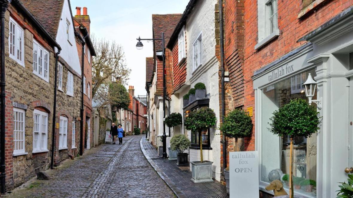 Stunning Apartment Opposite Cowdray Ruins In Heart Of Midhurst Exterior photo