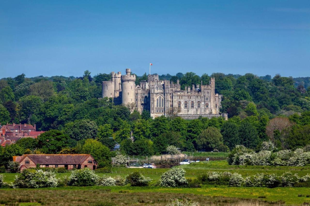 Stunning Apartment Opposite Cowdray Ruins In Heart Of Midhurst Exterior photo