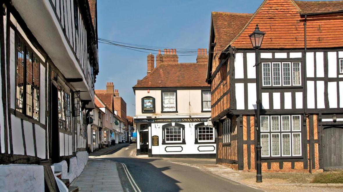 Stunning Apartment Opposite Cowdray Ruins In Heart Of Midhurst Exterior photo