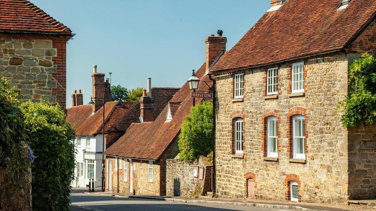 Stunning Apartment Opposite Cowdray Ruins In Heart Of Midhurst Exterior photo