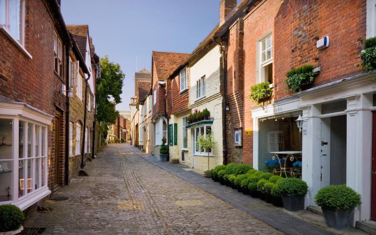 Stunning Apartment Opposite Cowdray Ruins In Heart Of Midhurst Exterior photo