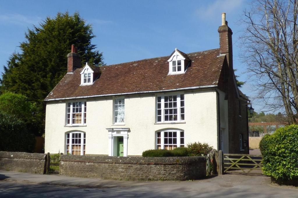 Stunning Apartment Opposite Cowdray Ruins In Heart Of Midhurst Exterior photo