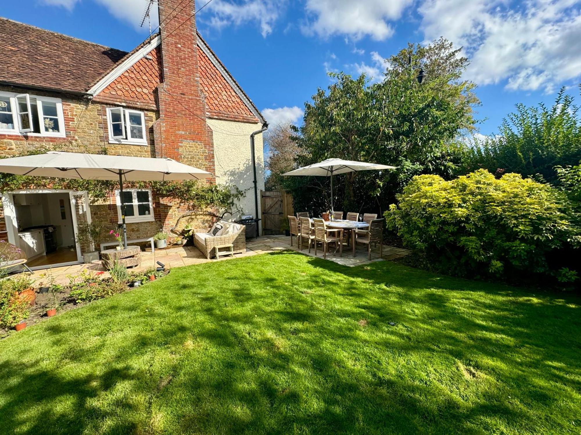 Stunning Apartment Opposite Cowdray Ruins In Heart Of Midhurst Exterior photo